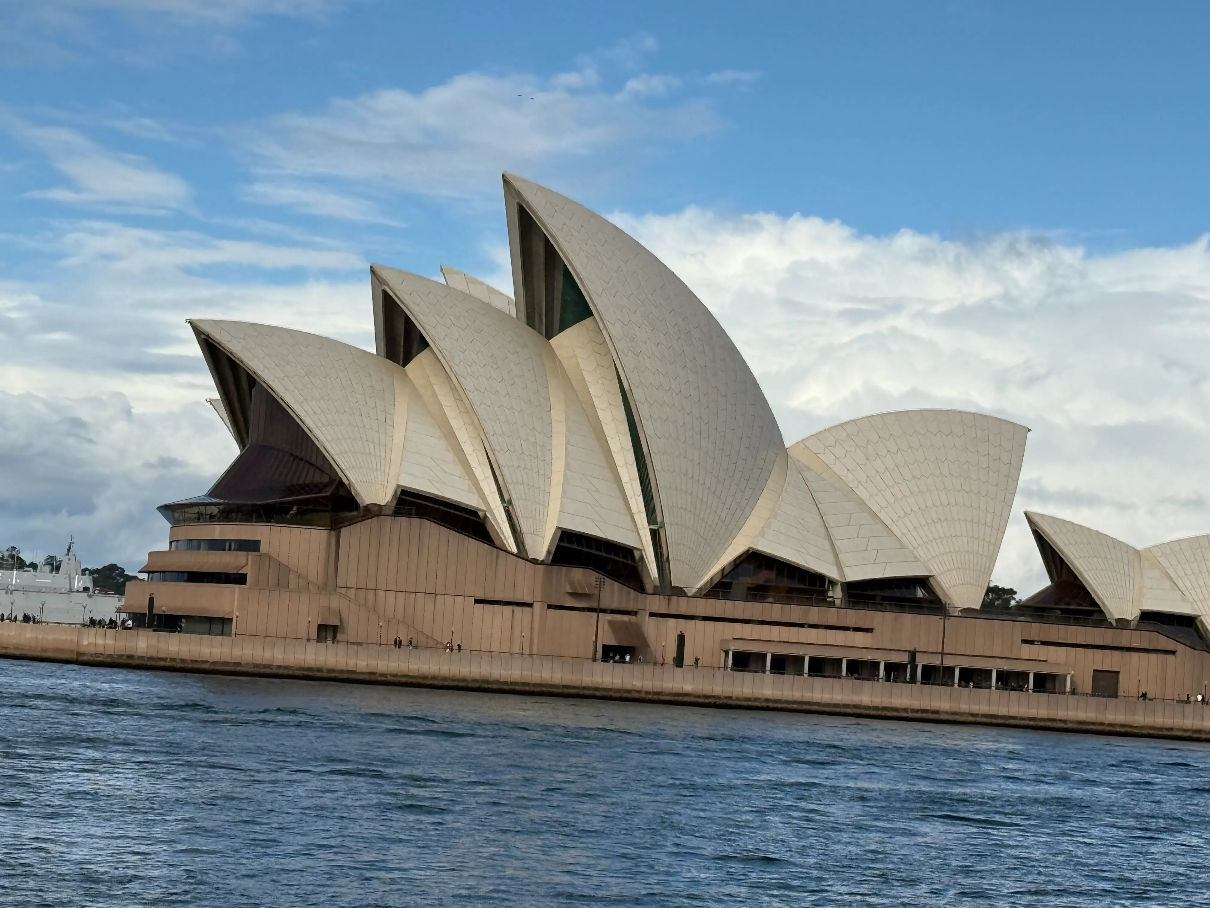 青空の下に広がるSydney Opera House